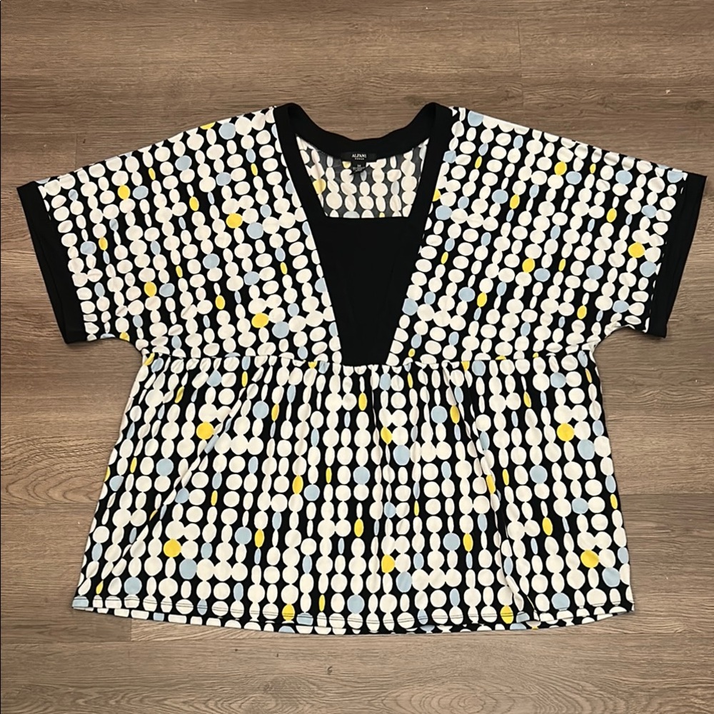 Alfani Flowy Short Sleeve Black & White Blouse w/ Black Trim